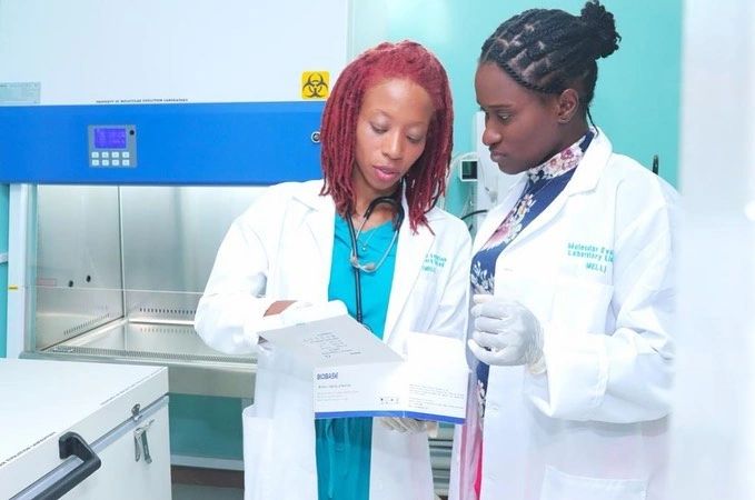 MELL laboratory professionals preparing clinical specimens