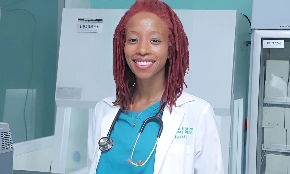 Dr. Mellesia Lee in the Molecular Evolution Laboratory